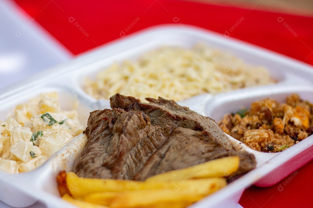 Marmita de comida sobre uma mesa restaurante