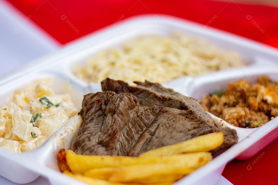 Marmita de comida sobre uma mesa restaurante