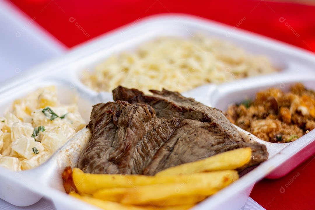 Marmita de comida sobre uma mesa restaurante