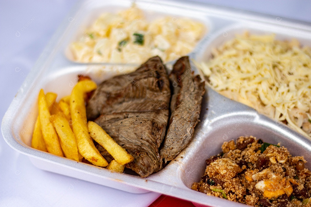 Marmita de comida sobre uma mesa restaurante