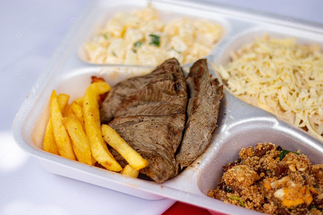 Marmita de comida sobre uma mesa restaurante