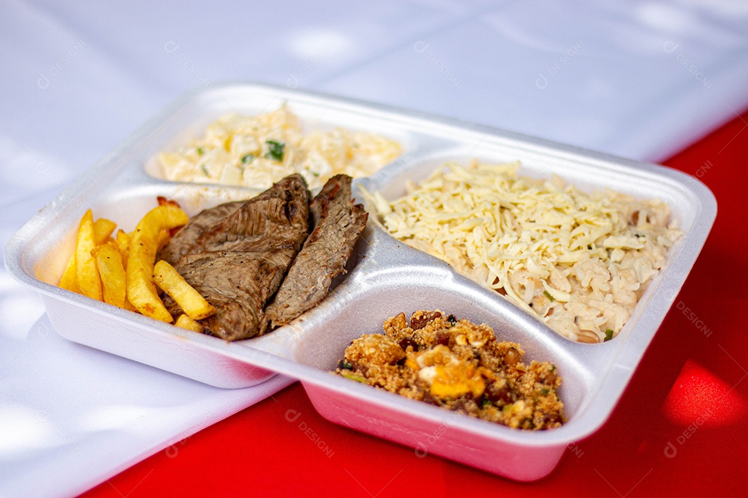 Marmita de comida sobre uma mesa restaurante