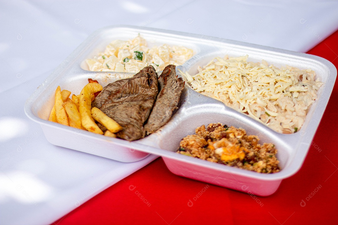 Marmita de comida sobre uma mesa restaurante