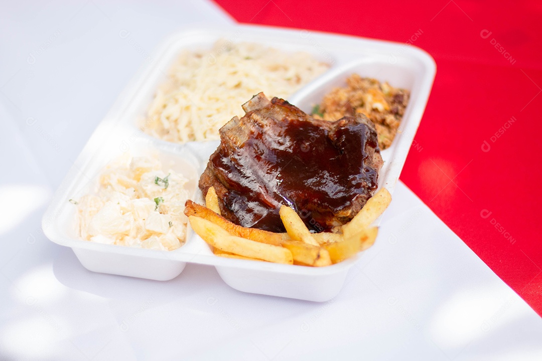 Marmita de comida sobre uma mesa restaurante