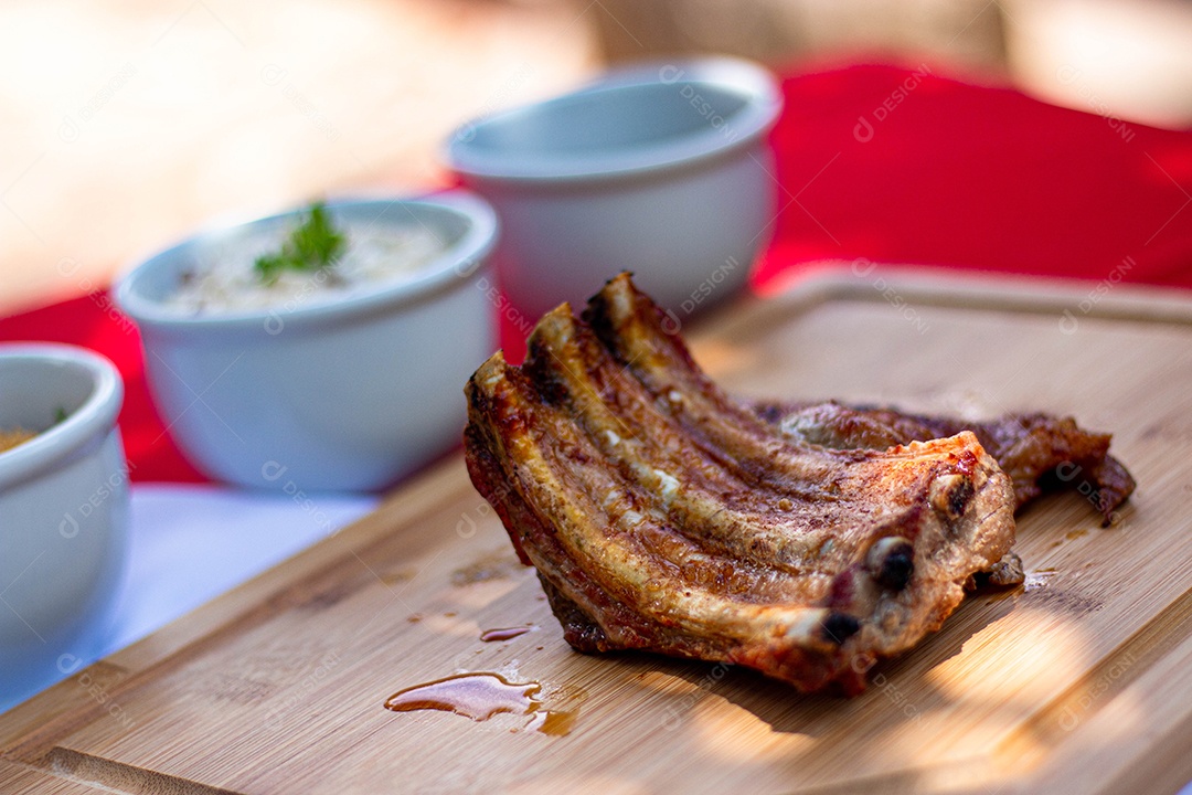 Carne assada costela sobre uma tabua de madeira
