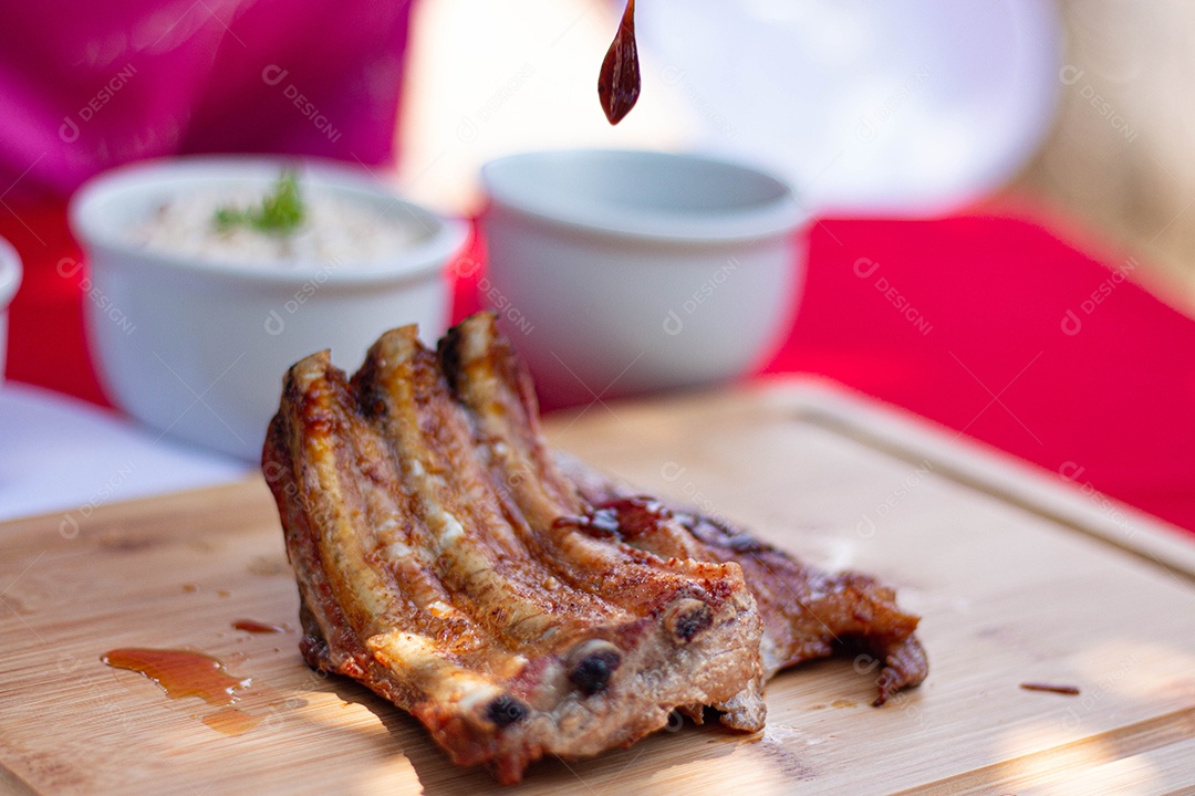Carne assada costela sobre uma tabua de madeira