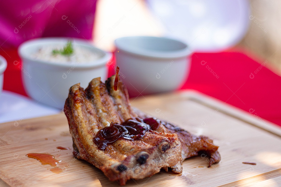 Carne assada costela sobre uma tabua de madeira