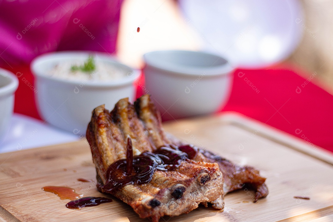 Carne assada costela sobre uma tabua de madeira