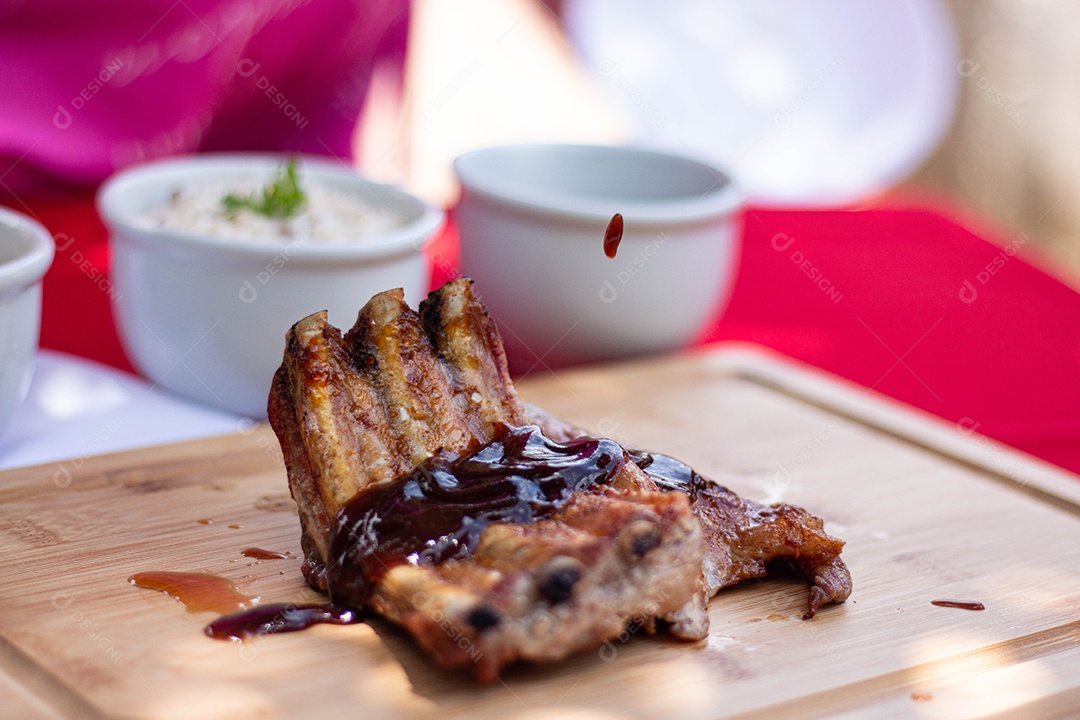 Carne assada costela sobre uma tabua de madeira