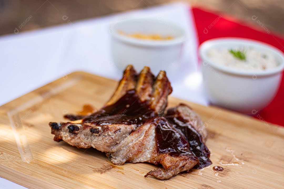Carne assada costela sobre uma tabua de madeira