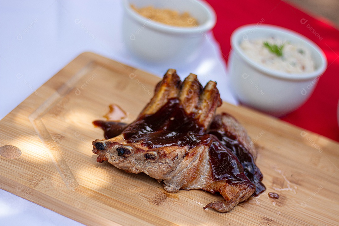 Carne assada costela sobre uma tabua de madeira
