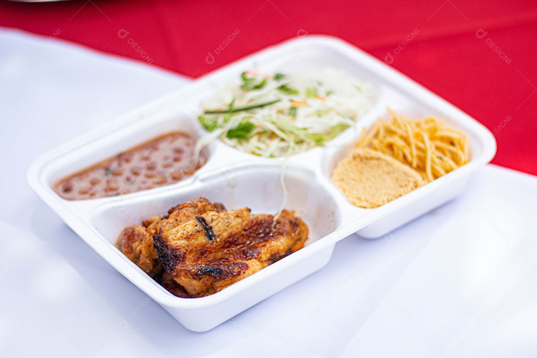 Marmita de comida sobre uma mesa restaurante