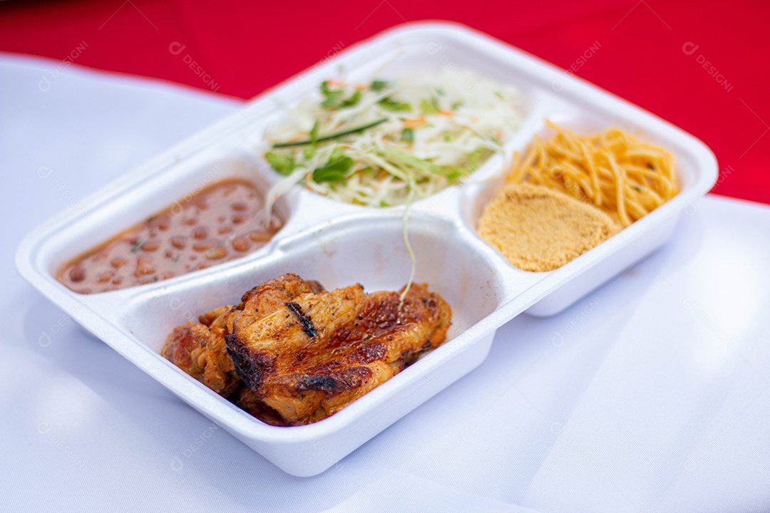 Marmita de comida sobre uma mesa restaurante