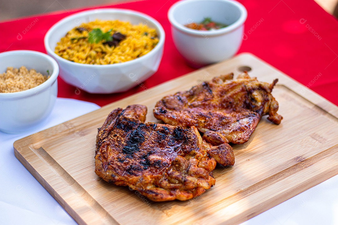 Carne assada costela sobre uma tabua de madeira