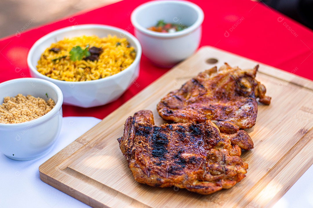 Carne assada costela sobre uma tabua de madeira