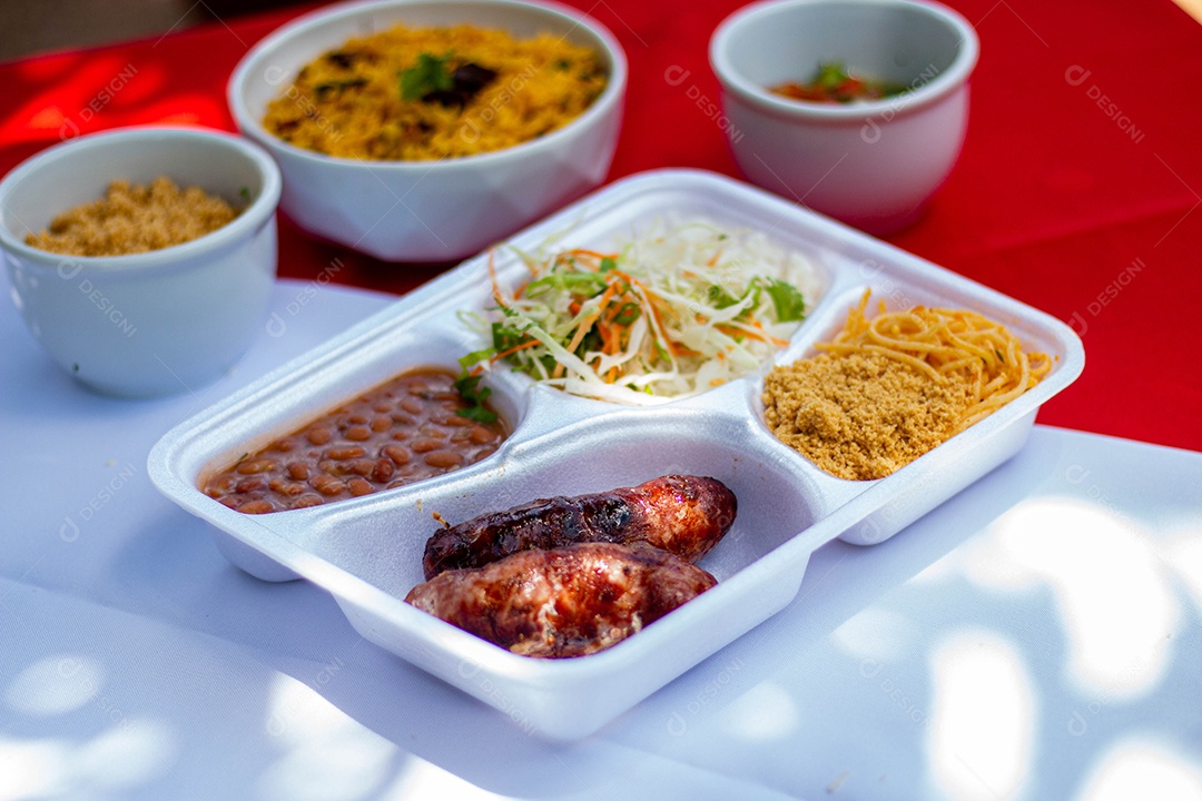 Marmita de comida sobre uma mesa restaurante