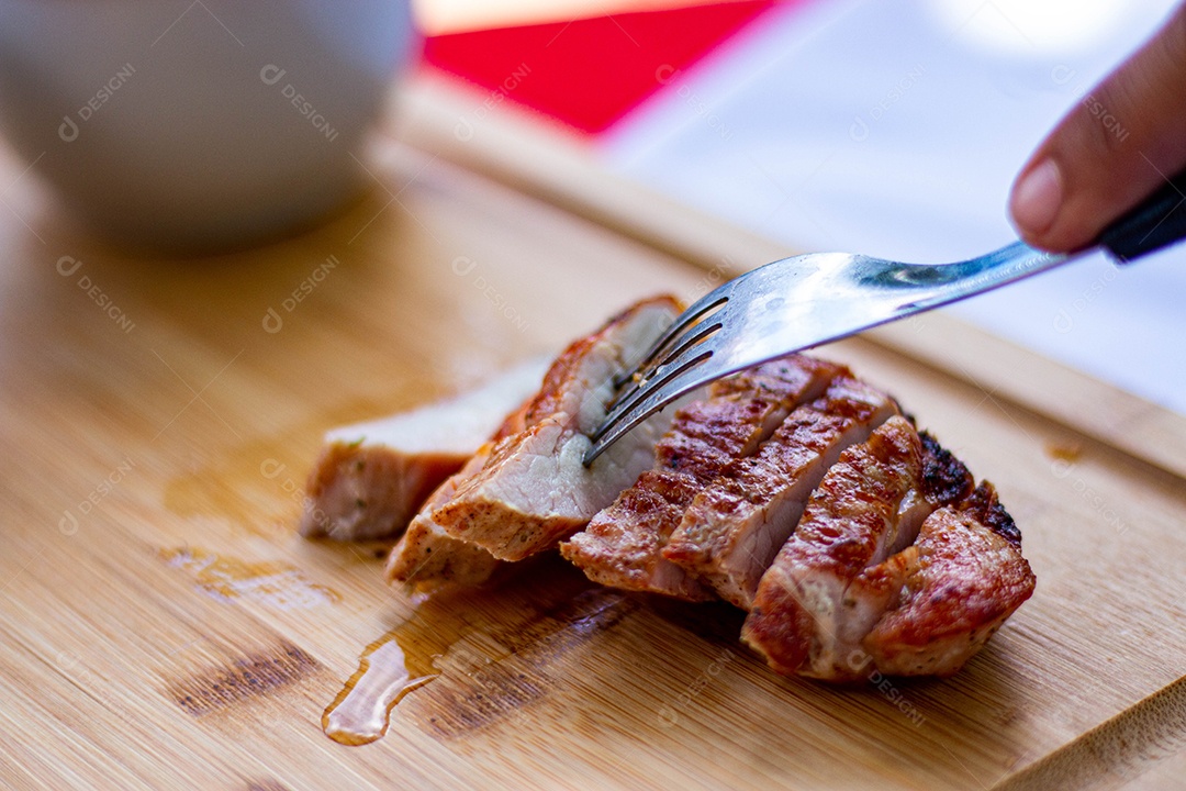 Carne assada sobre uma tabua de madeira churrasco
