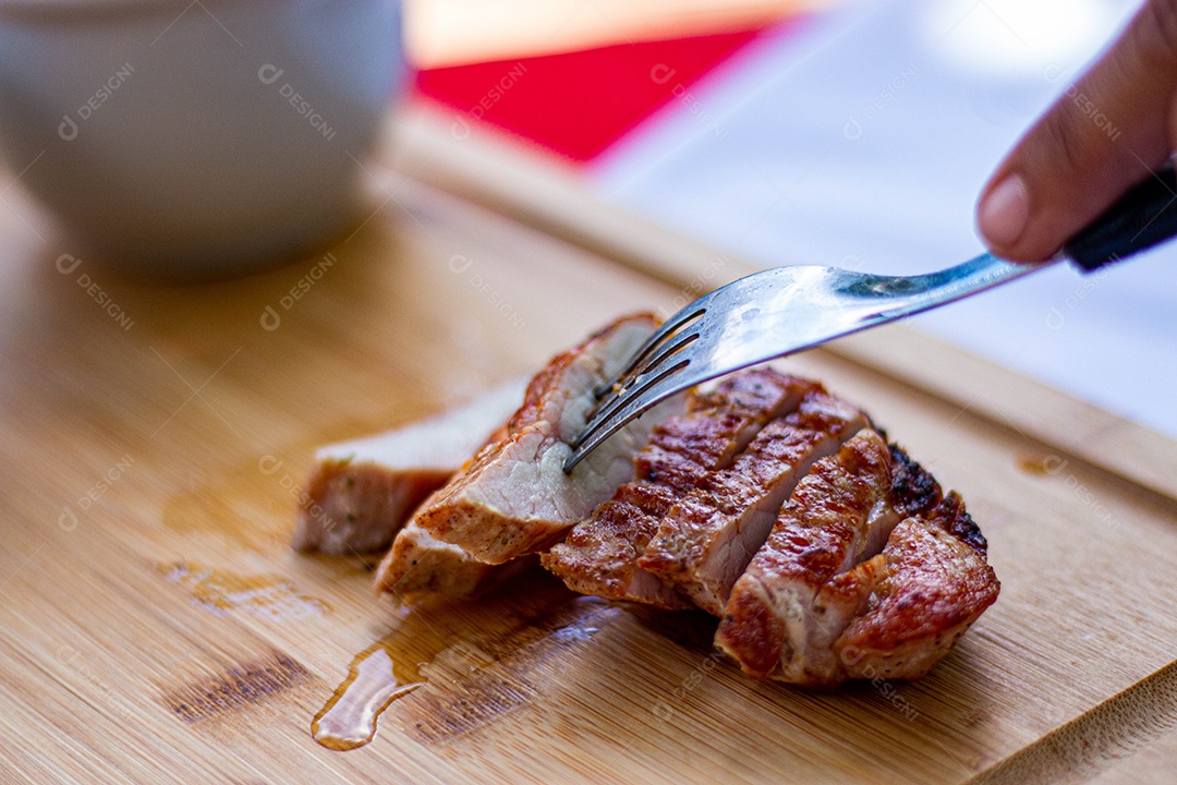 Carne assada sobre uma tabua de madeira churrasco