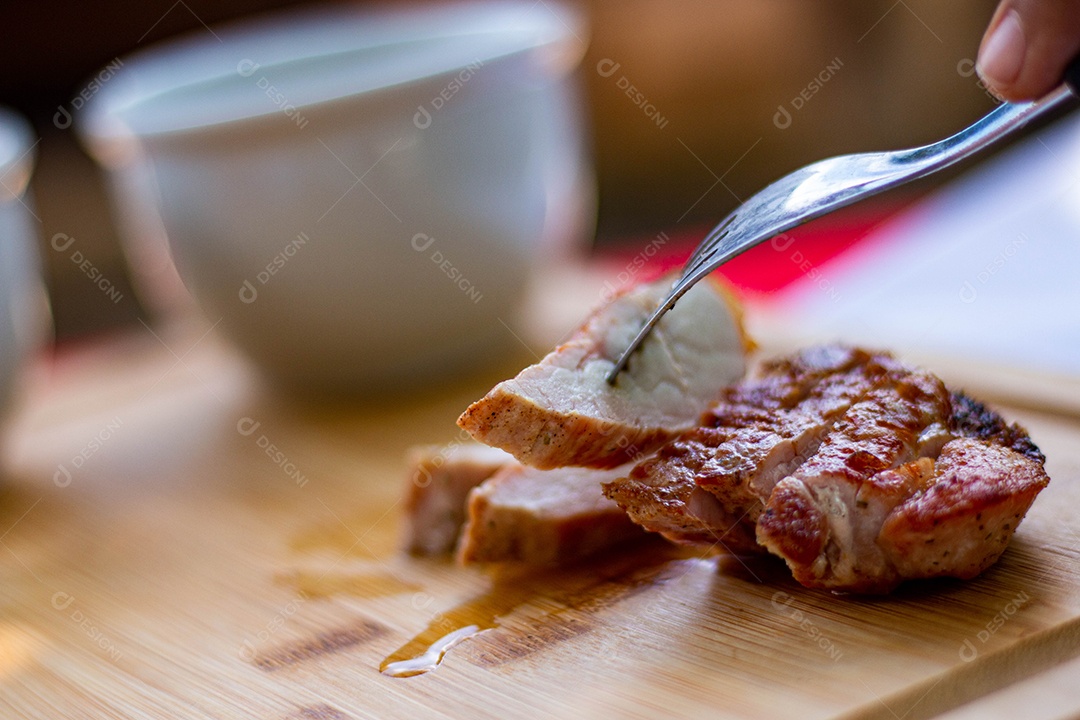 Carne assada sobre uma tabua de madeira churrasco