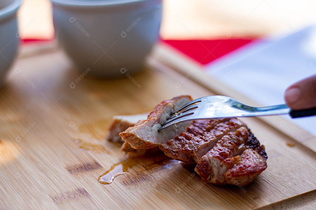 Carne assada sobre uma tabua de madeira churrascoc