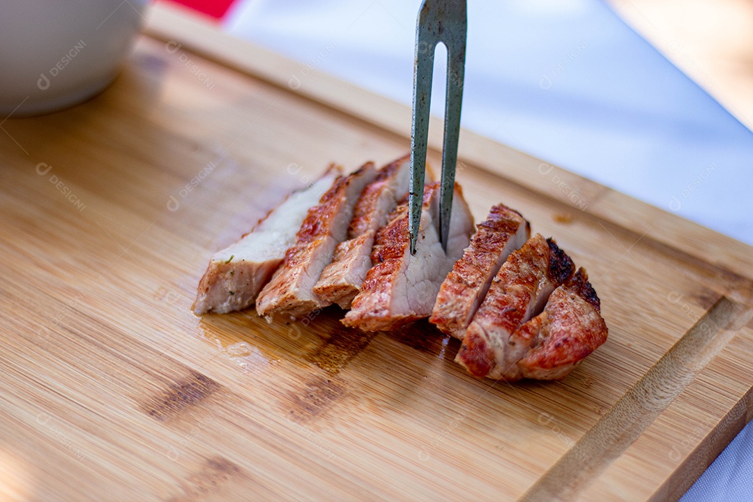 Carne assada sobre uma tabua de madeira churrasco