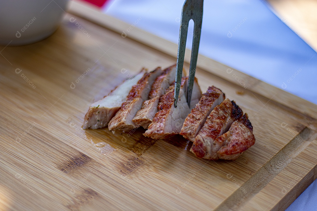 Carne assada sobre uma tabua de madeira churrasco