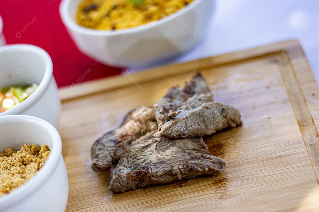 Carne assada sobre uma tabua de madeira churrasco