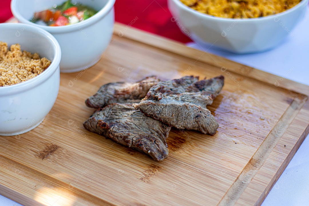 Carne assada sobre uma tabua de madeira churrasco