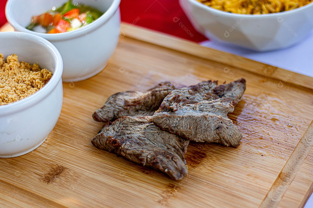 Carne assada sobre uma tabua de madeira churrasco