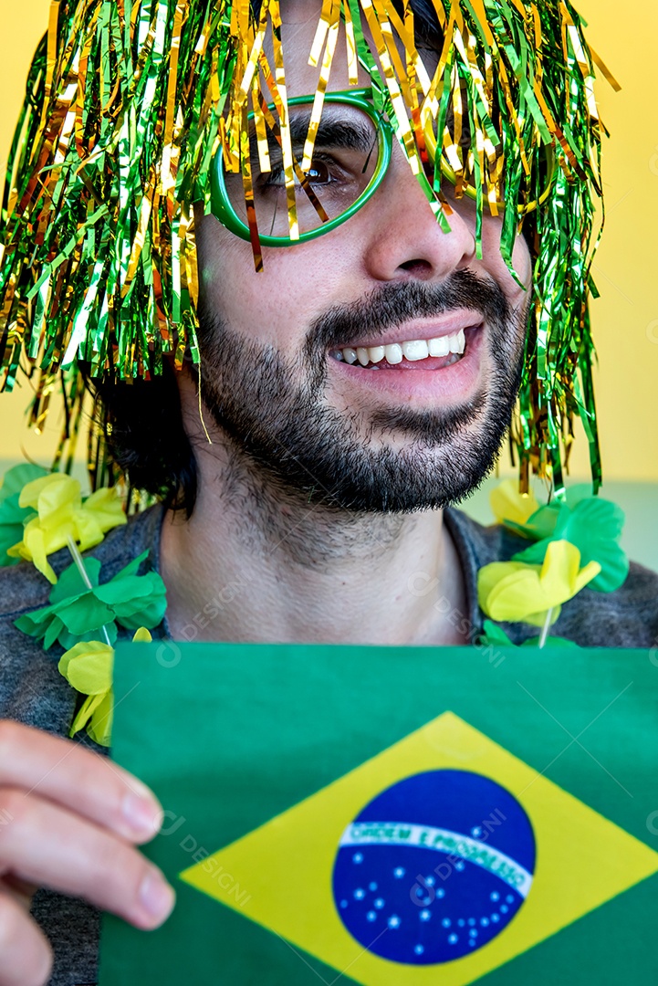 Fã brasileiro segurando uma bandeira brasileira