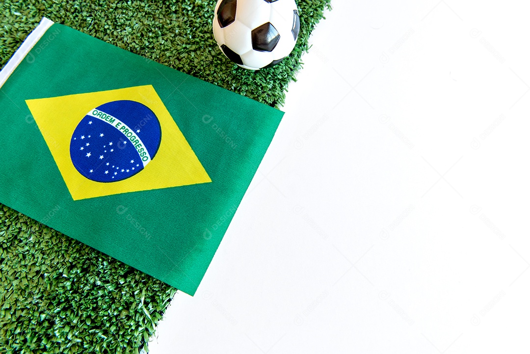 bola de futebol e bandeira brasileira em fundo branco