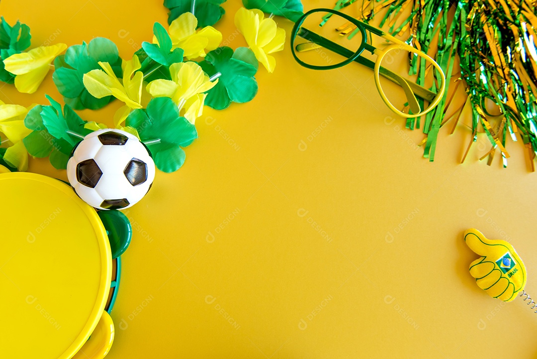 bola de futebol e alguns itens de fãs brasileiros em fundo amarelo