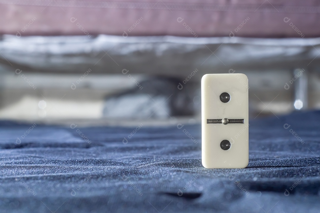 Várias peças de dominó posicionadas em um fundo preto com luz