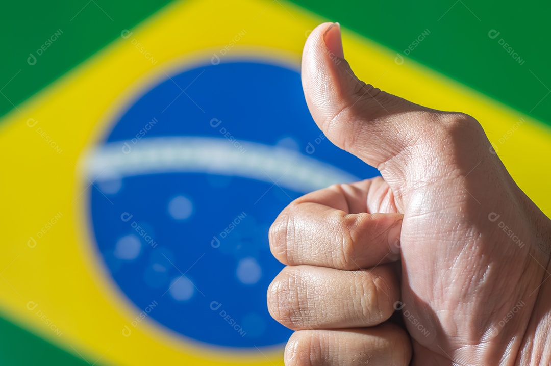 Mão de homem mostrando o gesto de polegar para cima em fundo branco. Sinal