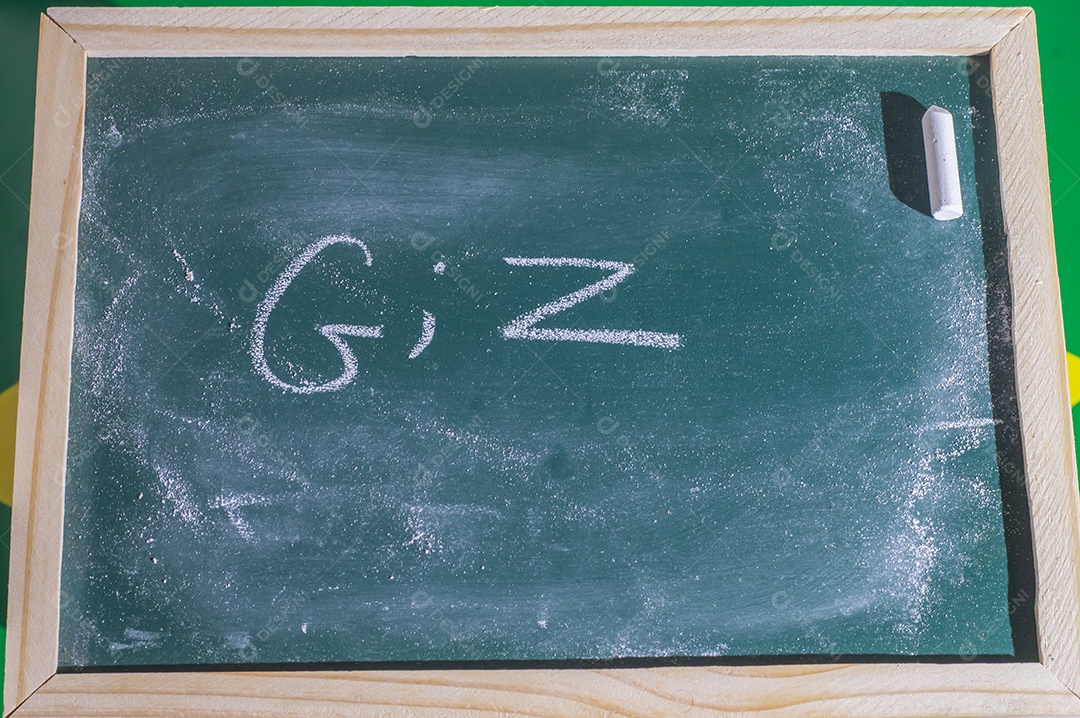 Lousa verde com a palavra giz escrita em português sagacidade