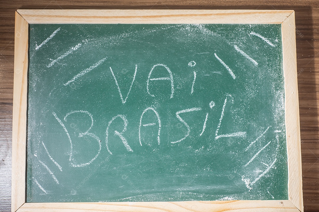 Lousa verde com a palavra Vai brasil Brasil