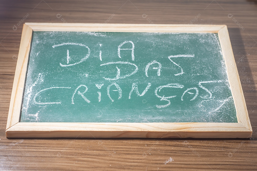 Lousa verde com a frase Dia da Criança escrita em Porto