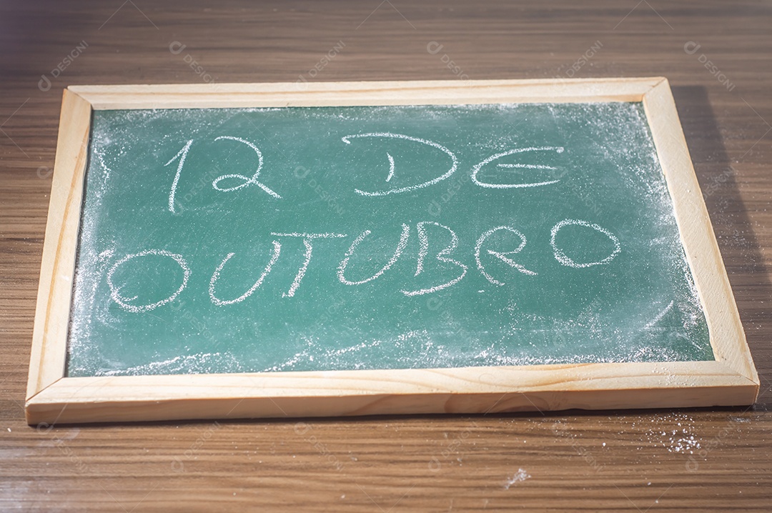 Lousa verde com a palavra 12 de outubro escrita em português