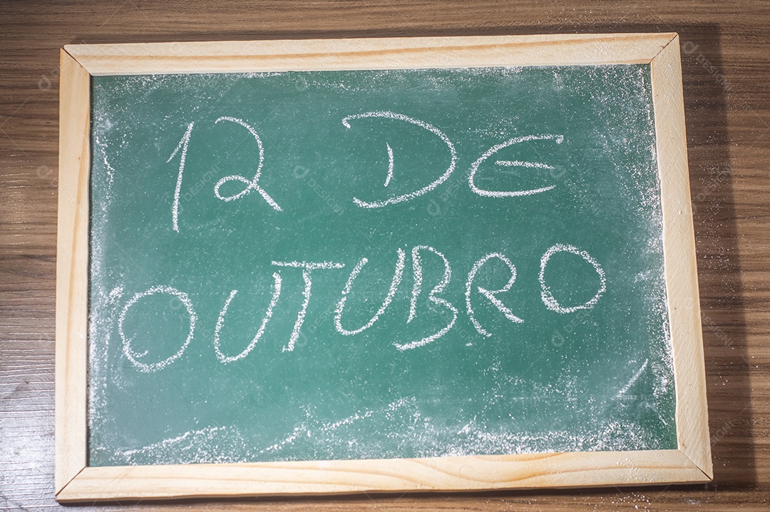 Lousa verde com a palavra 12 de outubro escrita em português