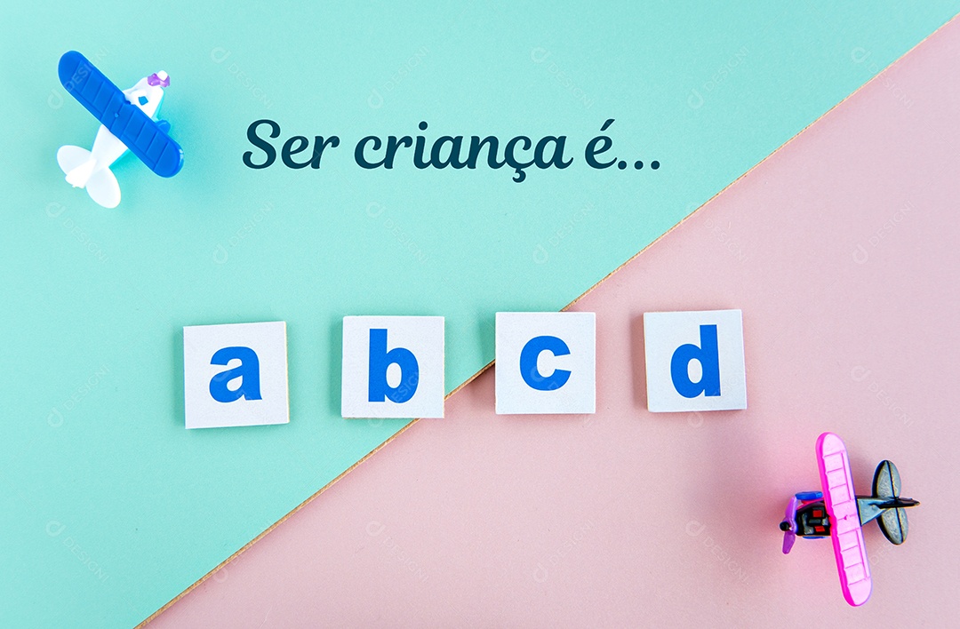 brinquedos de avião de plástico e letras do alfabeto em verde e rosa