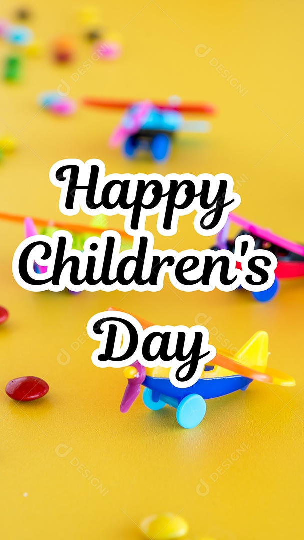 chocolates coloridos e brinquedos de plástico em um fundo amarelo