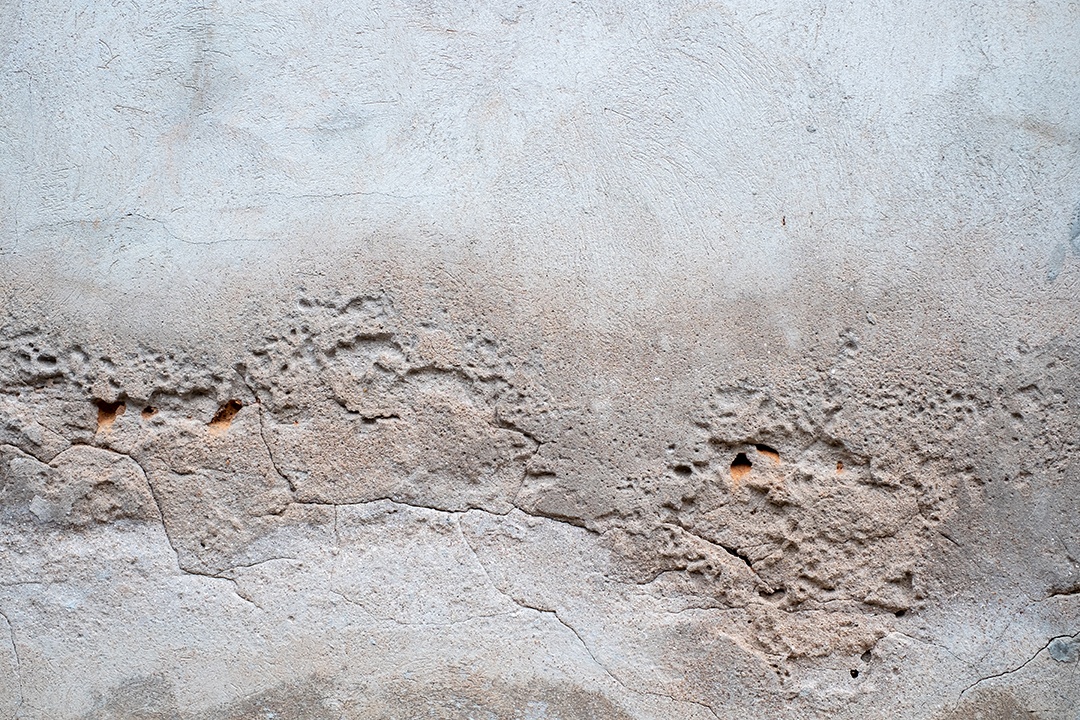 Velho muro de concreto na cor preto e branco, parede de cimento, quebrado