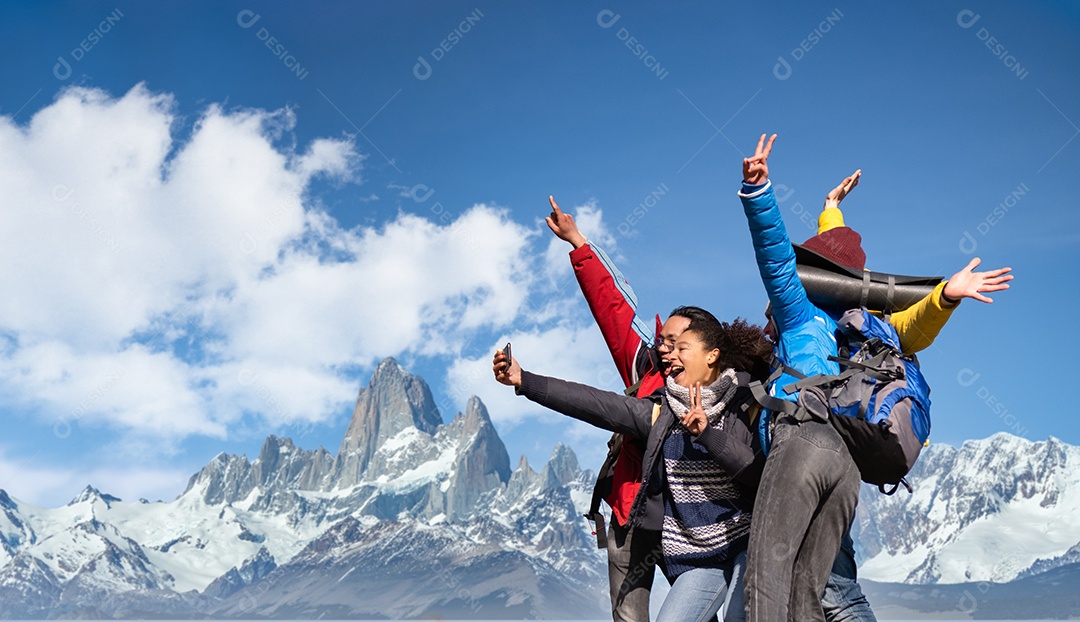 Grupo de caminhantes tirando selfie em montanhas nevadas - amigos felizes