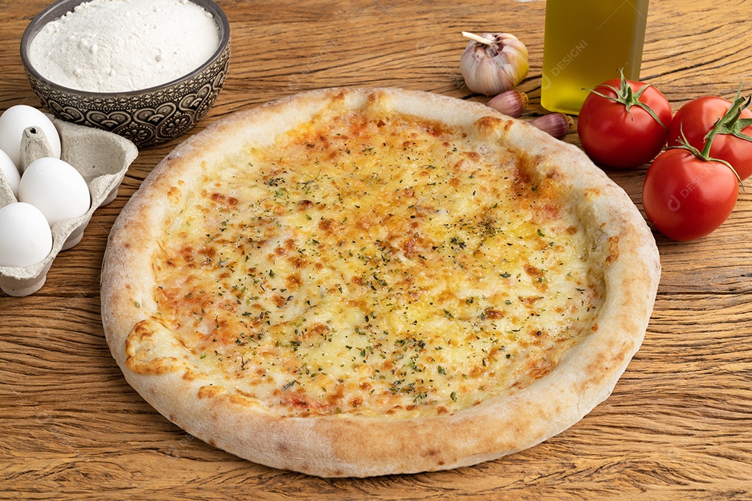 Pizza de queijo com tomate, ovos e farinha.