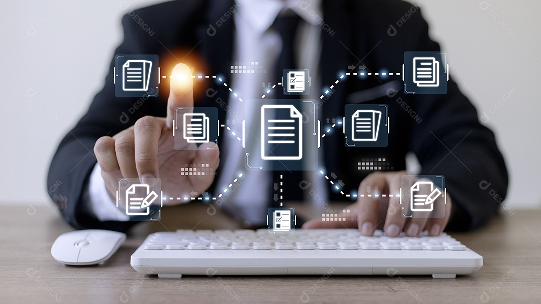 Empresário trabalhando com ícones de documentos eletrônicos, documento eletrônico