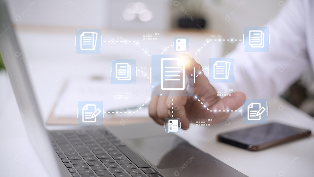 Empresário trabalhando com ícones de documentos eletrônicos, documento eletrônico