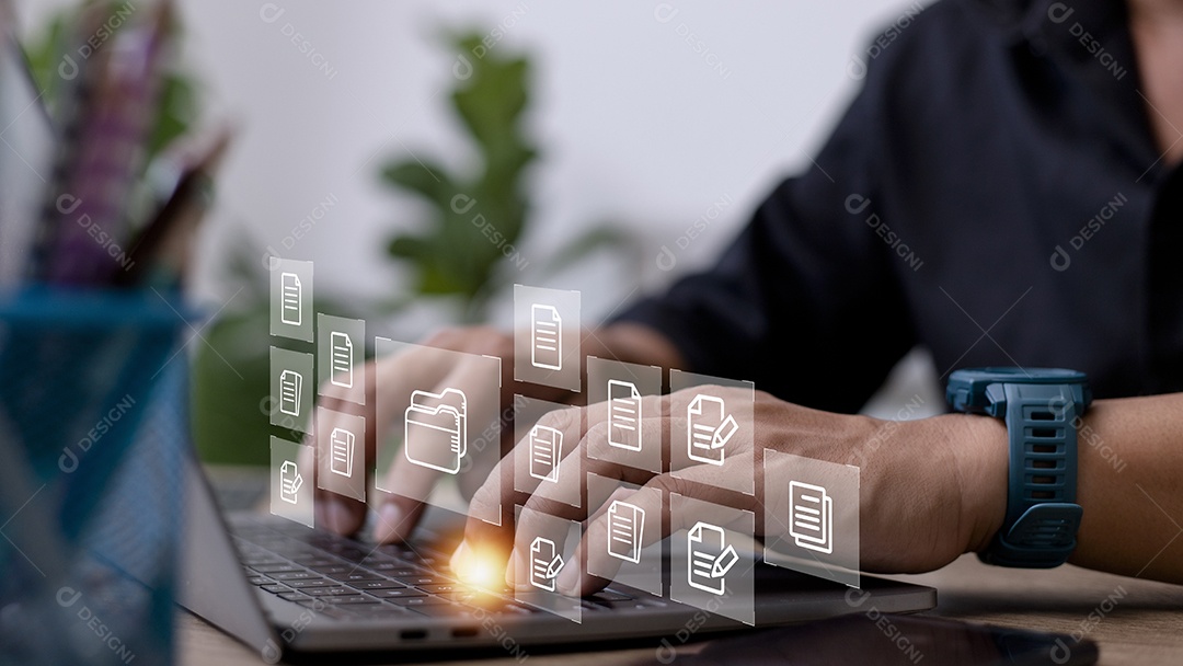 Empresário com Document Management System (DMS) Online Documento