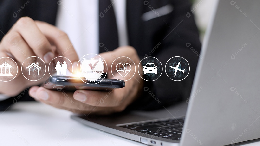 Seguro online na tela virtual. Vida, carro, propriedade, saúde