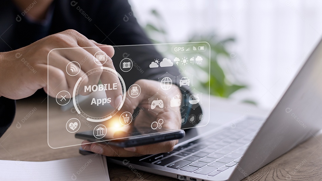 Conceito de aplicativos móveis Mãos de homem de negócios segurando a tela sensível