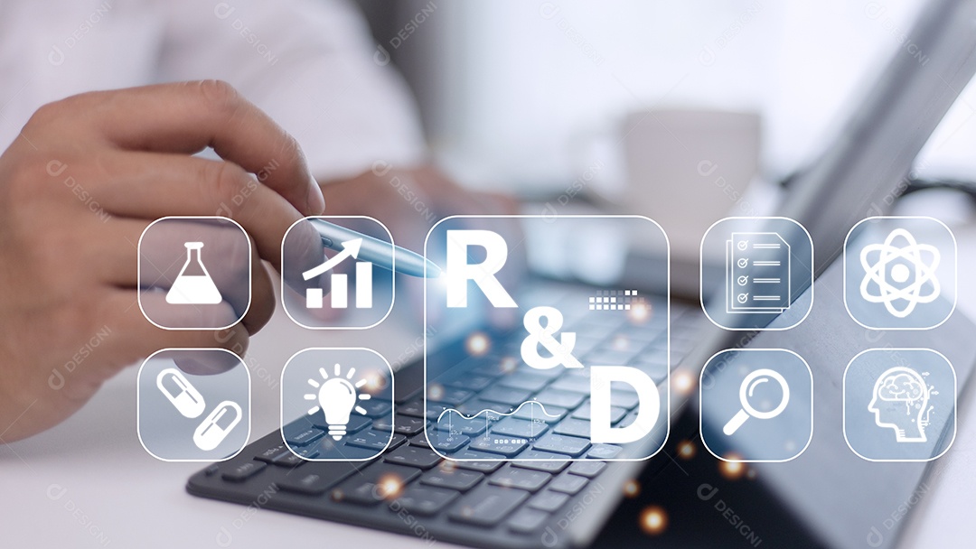 Mão do empresário segurando uma caneta apontando para o ícone R e D para R